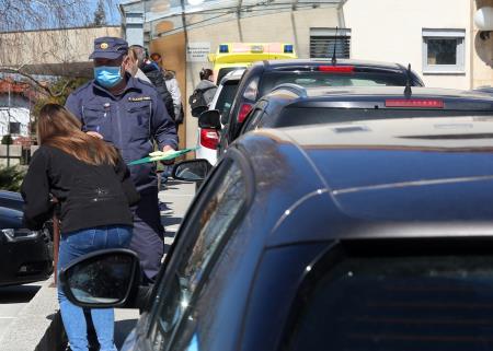 PROSTOVOLJCI PRI TESTIRANJU COVID 02 FOTO LJUBO VUKELIČ